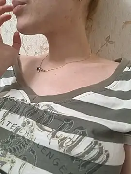 YogisticJuli666 online show from 5, 3, 2025