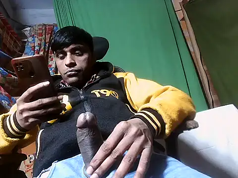 Snapshot of desiboy1101 chatting on 2, 1, 2025 desiboy1101 online show from 2, 1, 2025