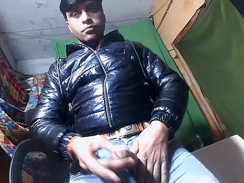 Snapshot of desiboy1101 chatting on 5, 1, 2025 desiboy1101 online show from 5, 1, 2025