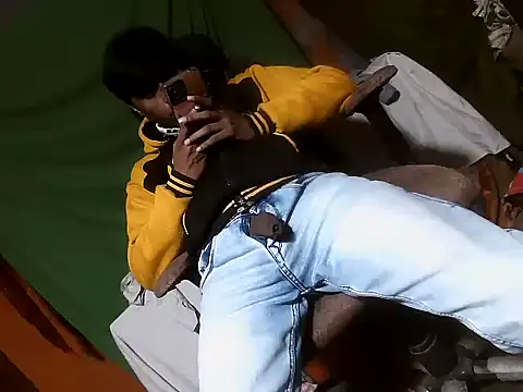 Snapshot of desiboy1101 chatting on 15, 12, 2025 desiboy1101 online show from 15, 12, 2025