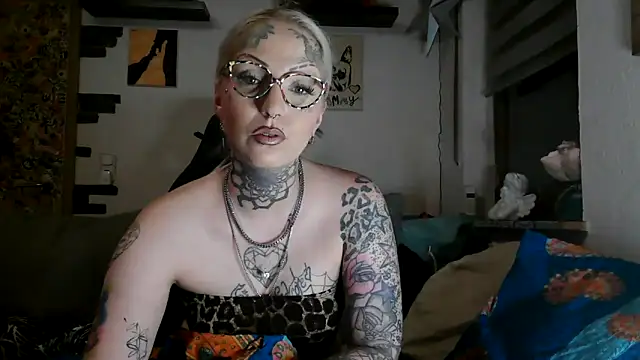 Snapshot of RoxxyInk chatting on 26, 5, 2026 RoxxyInk online show from 26, 5, 2026