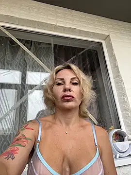 Snapshot of Hotnessi chatting on 12, 10, 2025 Hotnessi online show from 12, 10, 2025