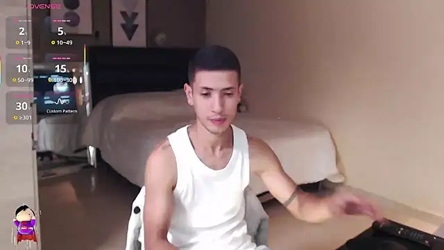 Snapshot of RetainedHound chatting on 24, 10, 2025 RetainedHound online show from 24, 10, 2025