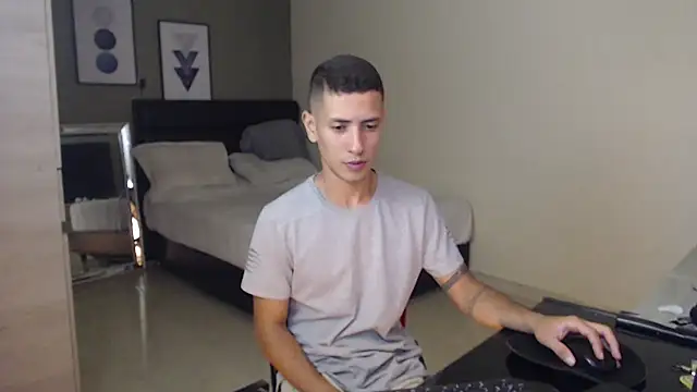 Snapshot of RetainedHound chatting on 12, 11, 2025 RetainedHound online show from 12, 11, 2025