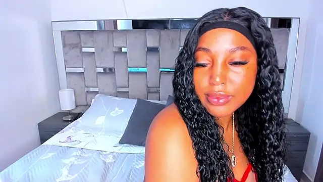 Snapshot of Cammiila chatting on 5, 2, 2025 Cammiila online show from 5, 2, 2025