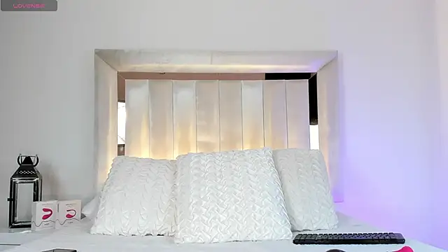 SUSIEPOWELL online show from 4, 12, 2024