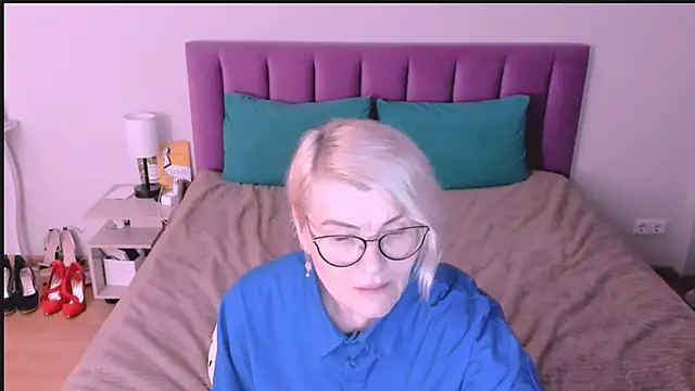 sabrinamacmarren online show from 24, 10, 2025