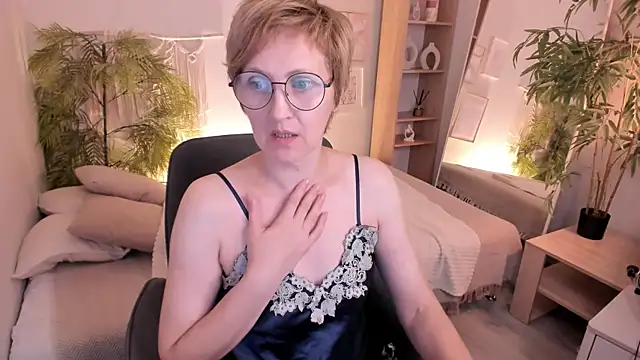 Snapshot of Paris_Cherry chatting on 4, 8, 2026 Paris Cherry online show from 4, 8, 2026