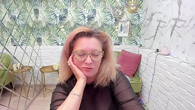 Snapshot of LeaPure chatting on 4, 1, 2025 LeaPure online show from 4, 1, 2025