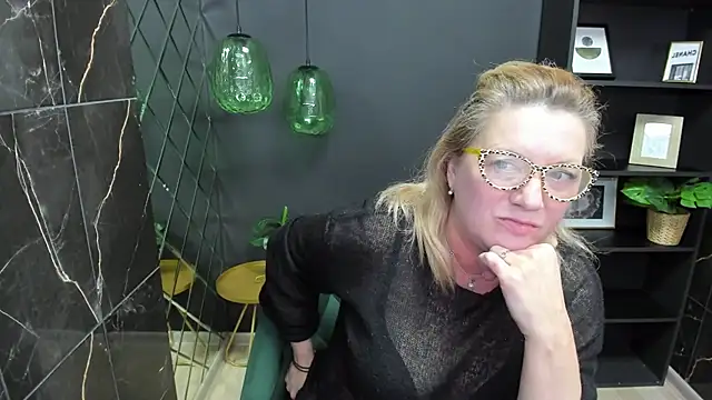 Snapshot of LeaPure chatting on 1, 3, 2025 LeaPure online show from 1, 3, 2025