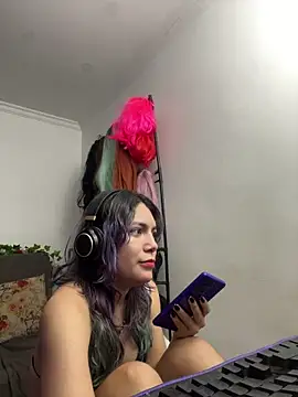 Snapshot of VaioletUwU chatting on 13, 4, 2026 VaioletUwU online show from 13, 4, 2026