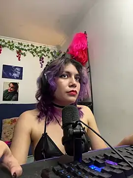 Snapshot of VaioletUwU chatting on 17, 4, 2026 VaioletUwU online show from 17, 4, 2026
