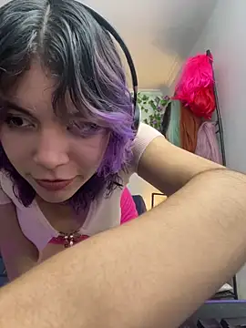 Snapshot of VaioletUwU chatting on 18, 4, 2026 VaioletUwU online show from 18, 4, 2026