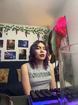 Snapshot of VaioletUwU chatting on 19, 4, 2026 VaioletUwU online show from 19, 4, 2026
