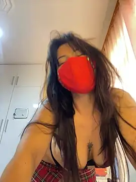 Snapshot of White-Petite chatting on 23, 4, 2026 White-Petite online show from 23, 4, 2026