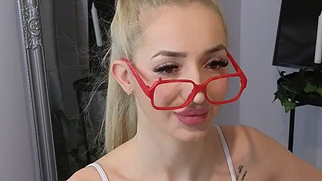Snapshot of JuliaJuliette chatting on 23, 2, 2025 JuliaJuliette online show from 23, 2, 2025