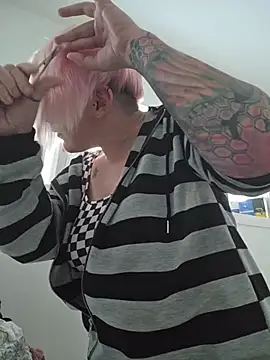 Snapshot of PinkTheHawk chatting on 7, 6, 2026 PinkTheHawk online show from 7, 6, 2026