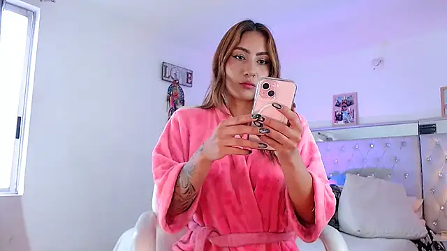 hollythomson online show from 24, 1, 2025