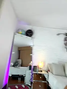 hollythomson online show from 28, 10, 2025