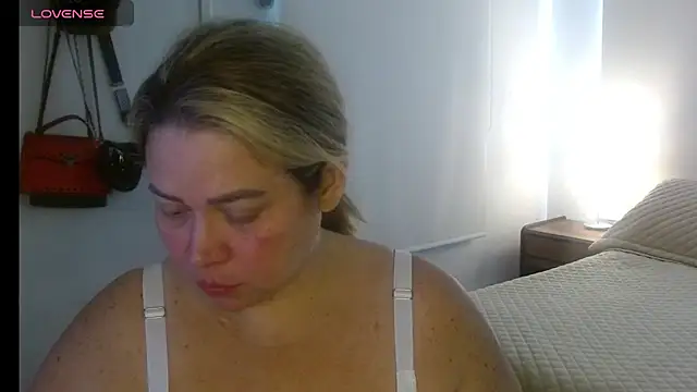 Snapshot of bella_savati chatting on 20, 10, 2025 bella savati online show from 20, 10, 2025