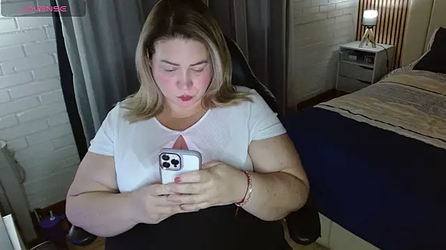 Snapshot of bella_savati chatting on 17, 12, 2025 bella savati online show from 17, 12, 2025