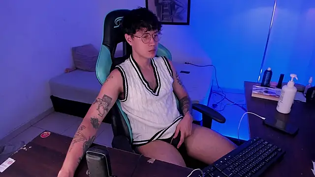 Snapshot of LeaneSeb chatting on 3, 12, 2025 LeaneSeb online show from 3, 12, 2025