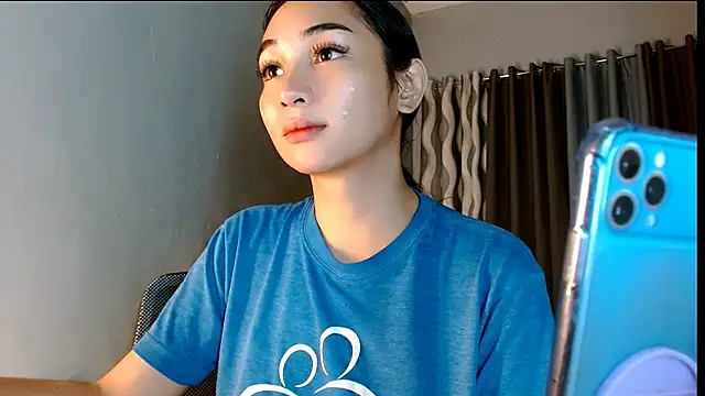 Snapshot of SweetLilly_18 chatting on 4, 7, 2026 SweetLilly 18 online show from 4, 7, 2026