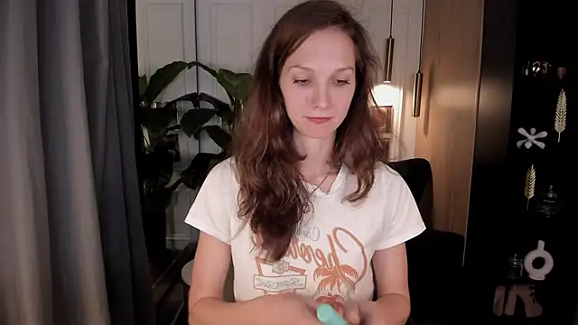 Snapshot of MirandaGlow chatting on 27, 6, 2026 MirandaGlow online show from 27, 6, 2026