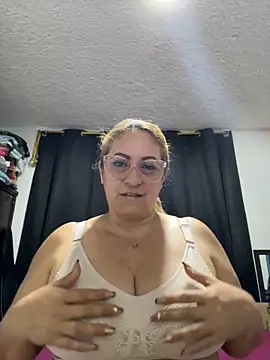 Snapshot of x_elena_x chatting on 20, 12, 2024 x elena x online show from 20, 12, 2024