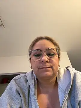 Snapshot of x_elena_x chatting on 31, 1, 2025 x elena x online show from 31, 1, 2025