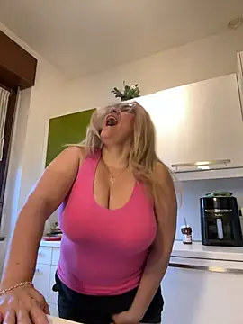 Snapshot of x_elena_x chatting on 8, 2, 2025 x elena x online show from 8, 2, 2025