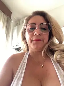 Snapshot of x_elena_x chatting on 22, 2, 2025 x elena x online show from 22, 2, 2025