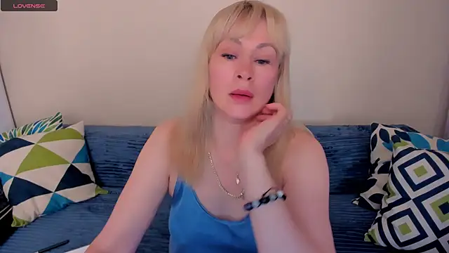 Snapshot of EllenMoore chatting on 4, 8, 2026 EllenMoore online show from 4, 8, 2026
