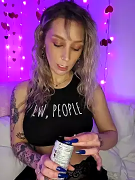 Snapshot of LilyOrion chatting on 9, 2, 2025 LilyOrion online show from 9, 2, 2025