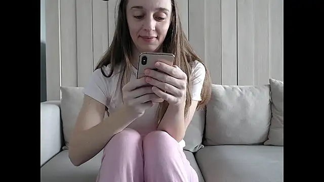 Snapshot of ShySchoolGirl chatting on 5, 3, 2025 ShySchoolGirl online show from 5, 3, 2025