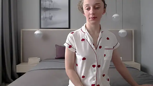 Snapshot of ShySchoolGirl chatting on 8, 10, 2025 ShySchoolGirl online show from 8, 10, 2025