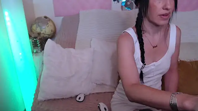 Snapshot of -carla- chatting on 30, 10, 2025 -carla- online show from 30, 10, 2025