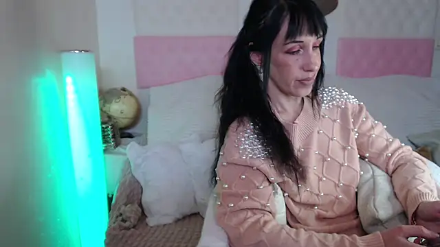 Snapshot of -carla- chatting on 23, 11, 2025 -carla- online show from 23, 11, 2025