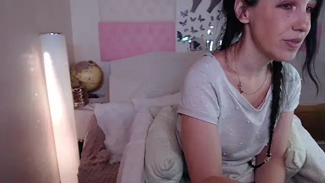 Snapshot of -carla- chatting on 26, 11, 2025 -carla- online show from 26, 11, 2025