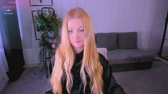 Laly Peach online show from 7, 3, 2025