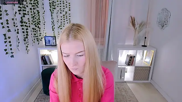 Laly Peach online show from 22, 11, 2025