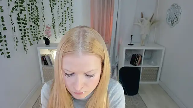 Laly Peach online show from 4, 12, 2025