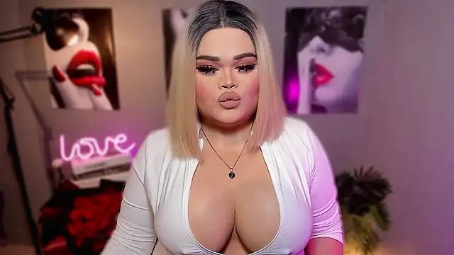 Snapshot of KarolinaThompson chatting on 22, 10, 2025 KarolinaThompson online show from 22, 10, 2025