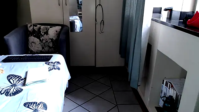 Snapshot of FitSelina66 chatting on 5, 10, 2025 FitSelina66 online show from 5, 10, 2025