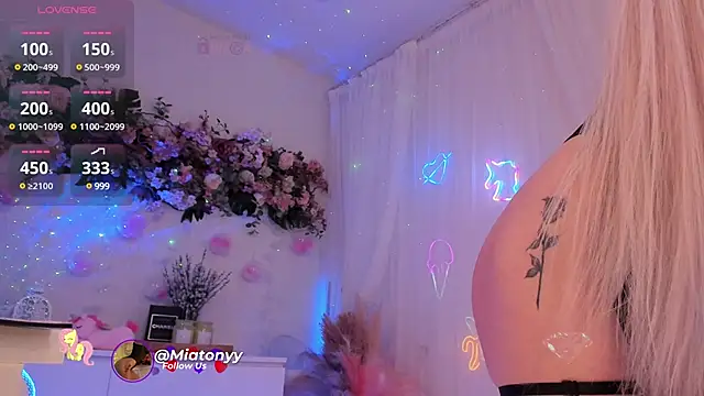 Mia Mi  online show from 25, 2, 2025