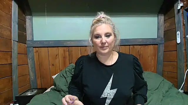 Snapshot of lisaxlovexxx chatting on 7, 10, 2025 lisaxlovexxx online show from 7, 10, 2025