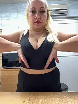 Snapshot of SabinaSweety chatting on 5, 3, 2025 SabinaSweety online show from 5, 3, 2025