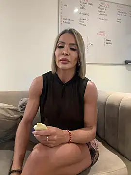 Snapshot of ChristieKroes chatting on 18, 2, 2025 ChristieKroes online show from 18, 2, 2025