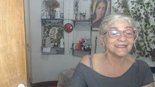 Snapshot of FunnyGrandma chatting on 19, 5, 2026 FunnyGrandma online show from 19, 5, 2026