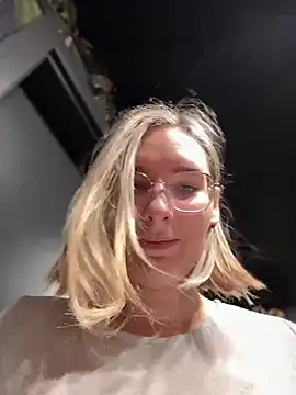 Snapshot of The_Snowwhitee chatting on 19, 12, 2024 The Snowwhitee online show from 19, 12, 2024